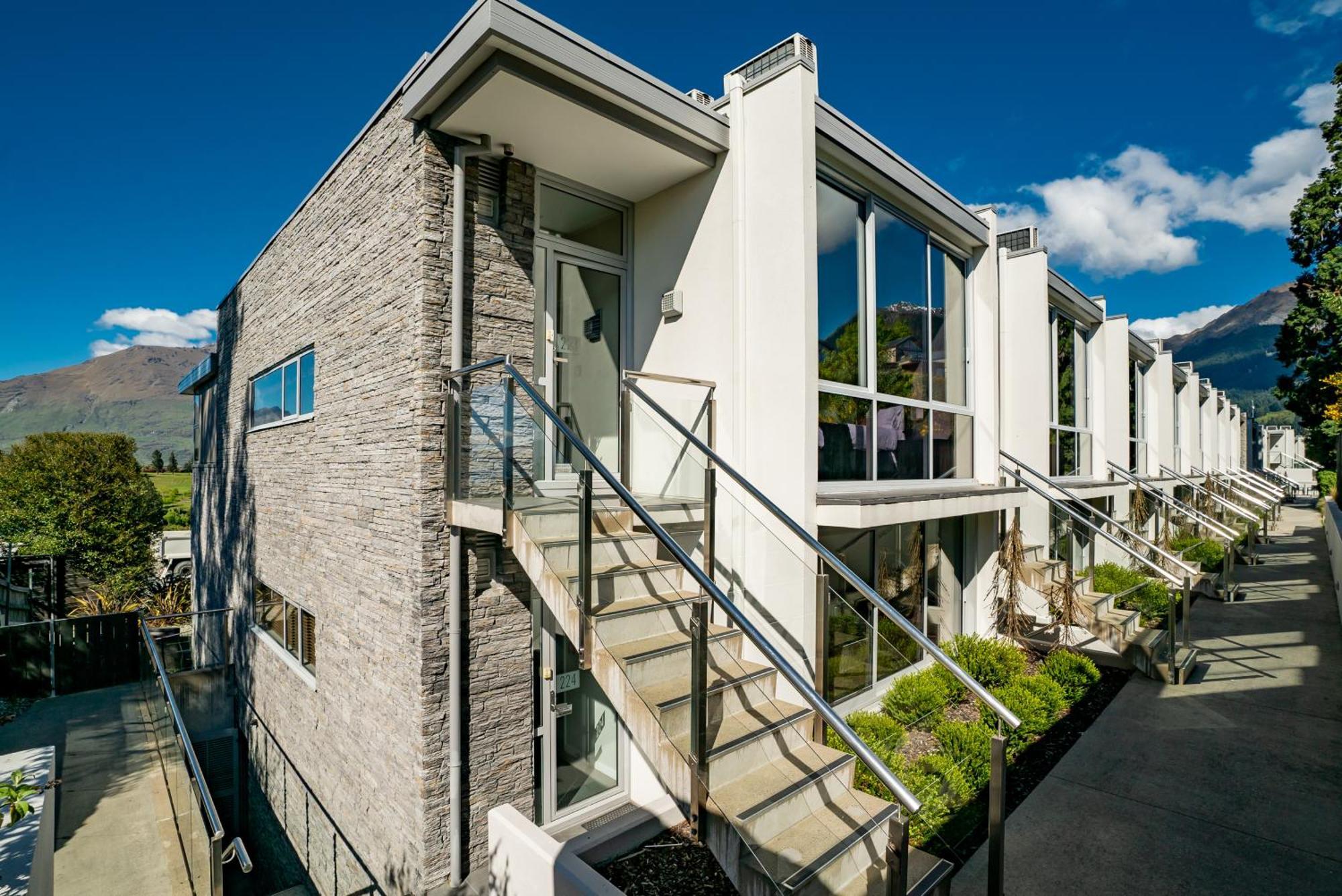 Modern Executive Living In Pounamu Квінстаун Екстер'єр фото